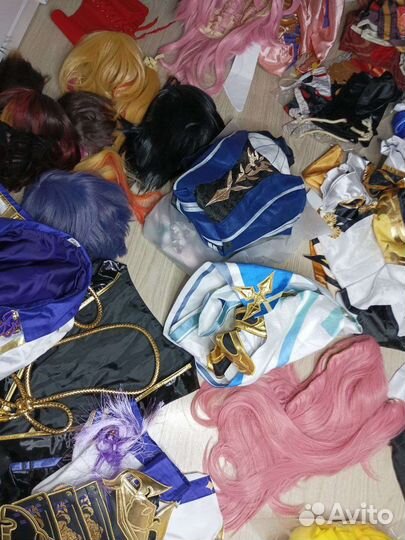 Много косплеев геншин И тд, париков, крафт, лук