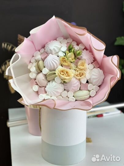 Сладкий букет из зефира и цветов девушке