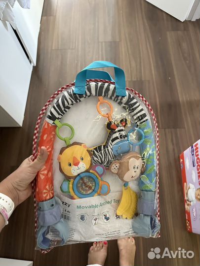 Дуга с игрушками на коляску
