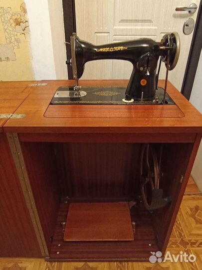 Швейная машинка с ножным приводом