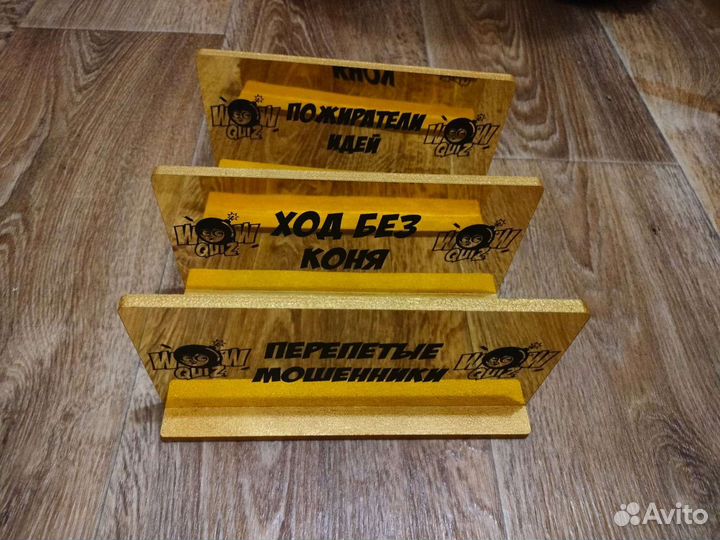 Подставка из зеркального пластика и дерева