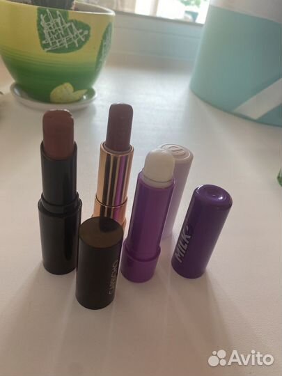 Набор косметики. Помады румяна тени