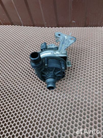 Кронштейн крепление доп помпы насоса Mercedes w205