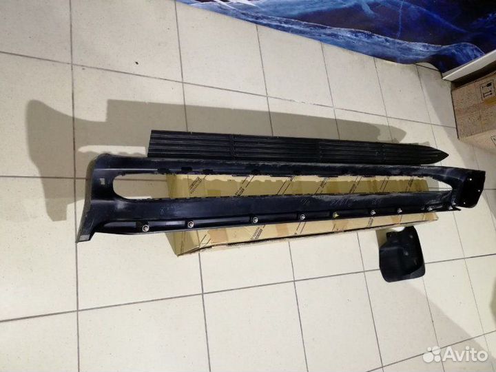 Накладка подножки правая Toyota Land Cruiser 200