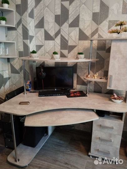Компьютерный стол