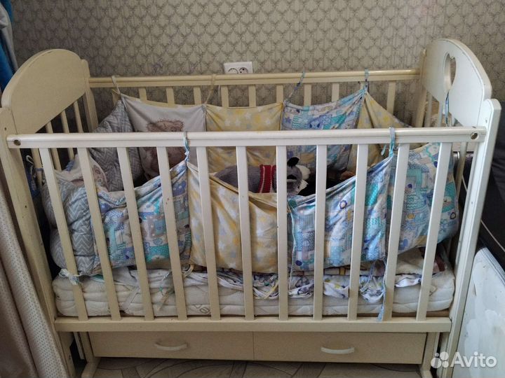 Кроватка с маятником