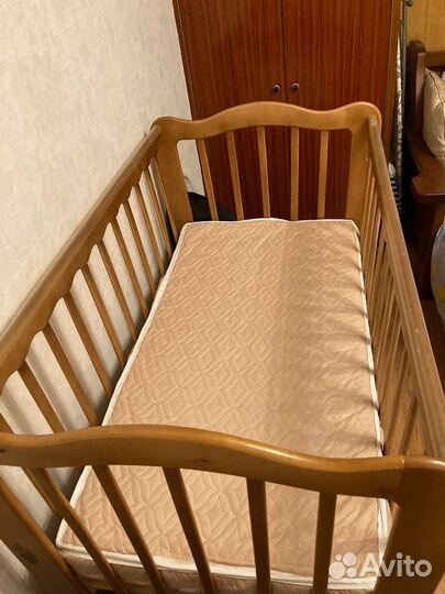 Детская кроватка с маятником и ящиком