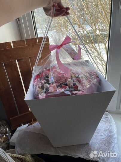 Клубника в шоколаде с зефирными цветами