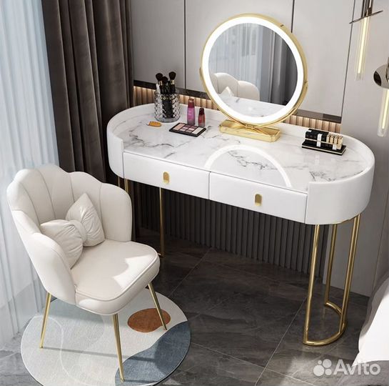 Туалетный столик с зеркалом и подсветкой