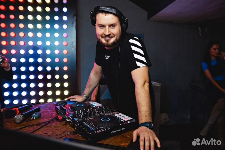Диджей с оборудованием