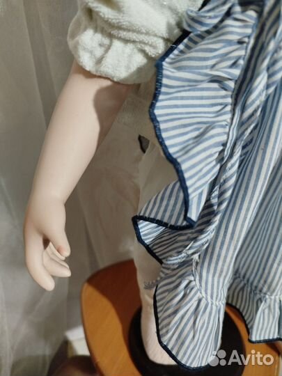 Кукла фарфоровая