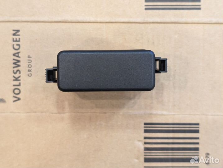 Крышка блока предохранителей на АКБ поло седан