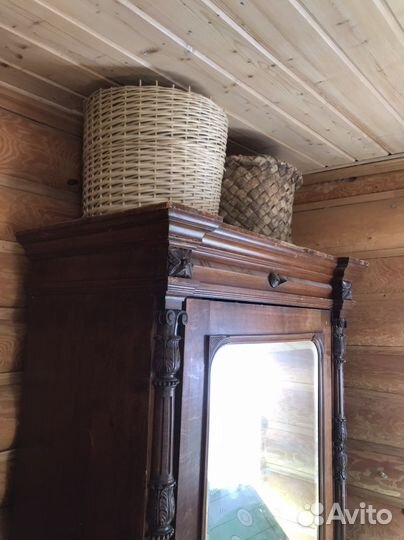 Старинный антикварный шкаф с зеркалом