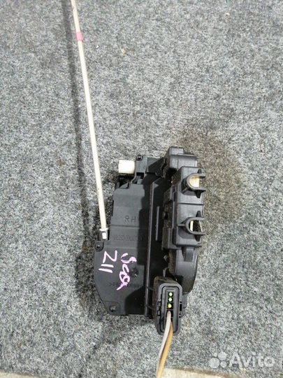 Замок багажника Nissan Cube Z11