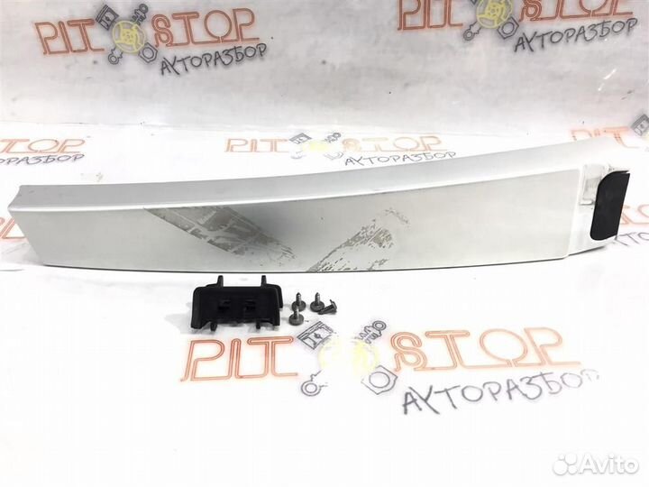 Накладка между стекол левая Porsche Cayenne 9PA