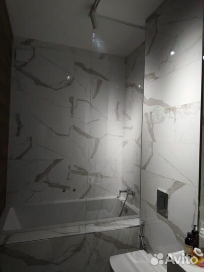 Стеклянное ограждение на ванну