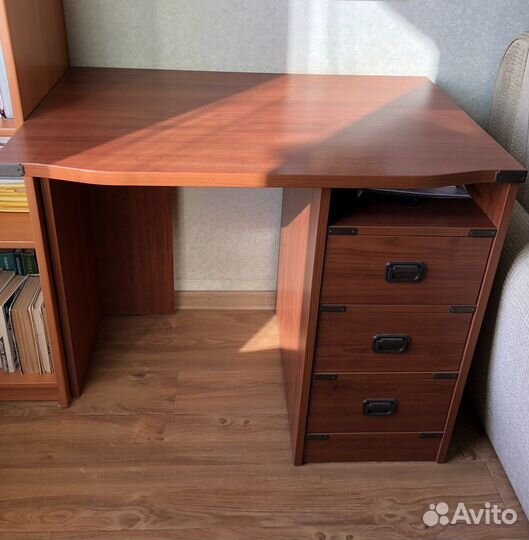 Стол стулья полка