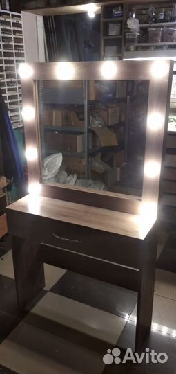 Трюмо с зеркалом и подцветкой