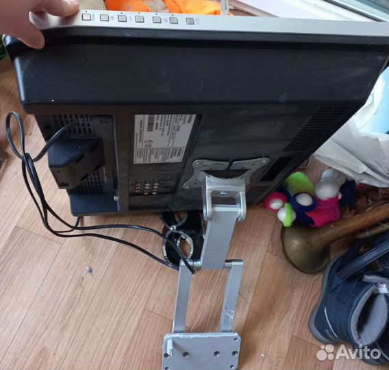 Телевизор с кронштейном