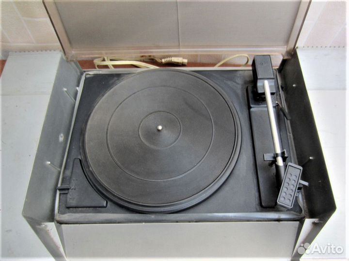 Радиолу Вега-300 Стерео под профилактику