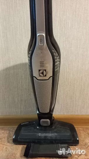 Вертикальный пылесос Electrolux zb3015sw