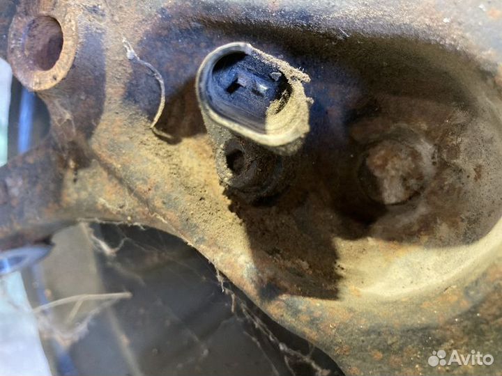 Кулак задний правый Volkswagen Jetta