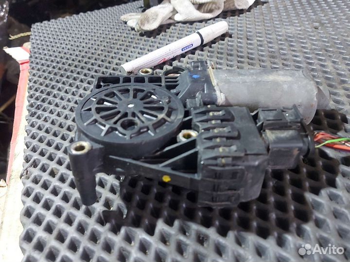 Моторчик стеклоподъемника задний левый Audi A6