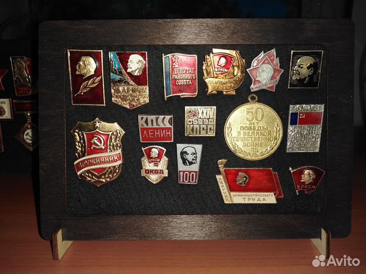 Коллаж из значков СССР