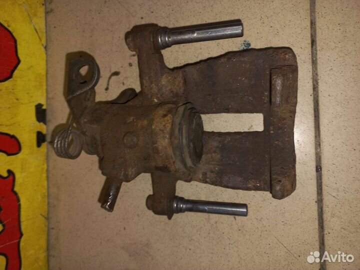 Суппорт задний правый Фольксваген Транспортер Т-5