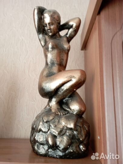 Девушка с кувшином. Работа из гипса. Картины