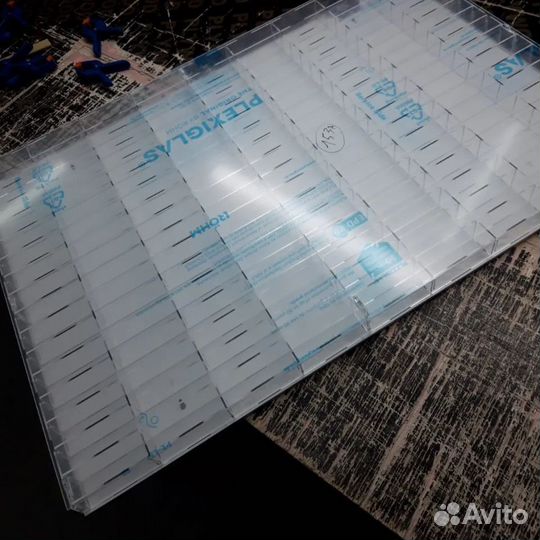 Полка в акриле на 153 с экраном для машин 1:64