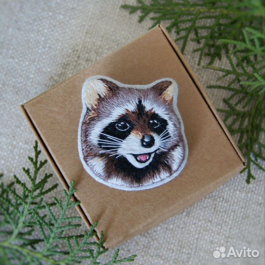 Брошь Крошка Енот.Брошь-булавка, вышивка гладью