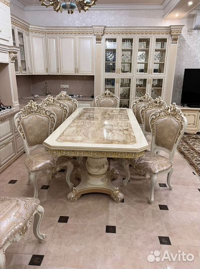 Стол. В наличии