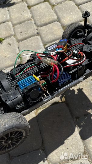 Машинка на радиоуправлении 1 10