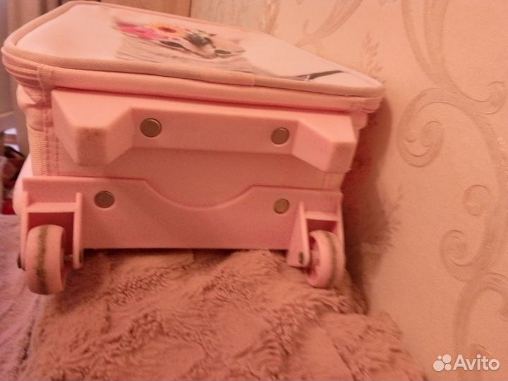 Детский чемодан на колесиках