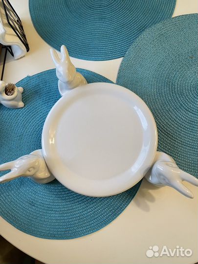 Фарфоровая тарелка с зайчиками