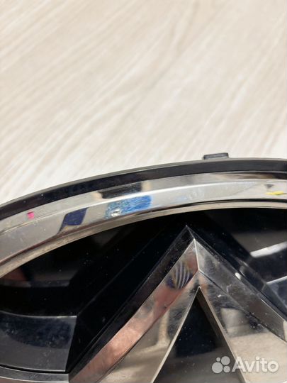 Эмблема решетки радиатора передняя Infiniti QX50