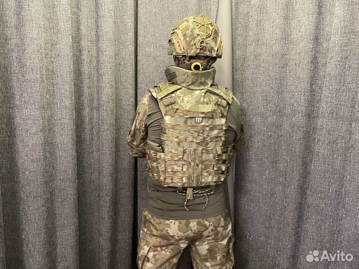 Плитник с подсумками и защиты шеи