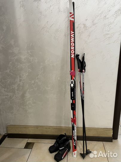 Лыжные ботинки и лыжи