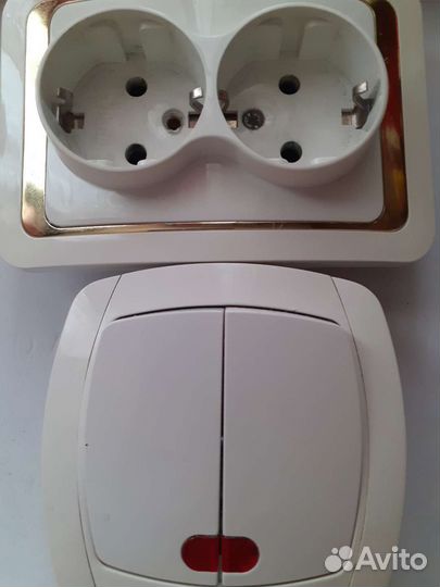 Розетка и выключатель