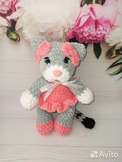 Вязаная плюшевая кошечка