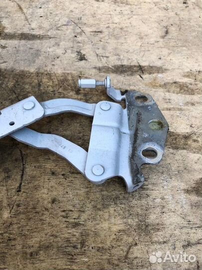 Петля капота Левая VW Passat B7