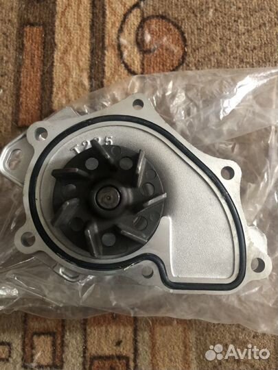 Помпа на Тойота авенсис 2004