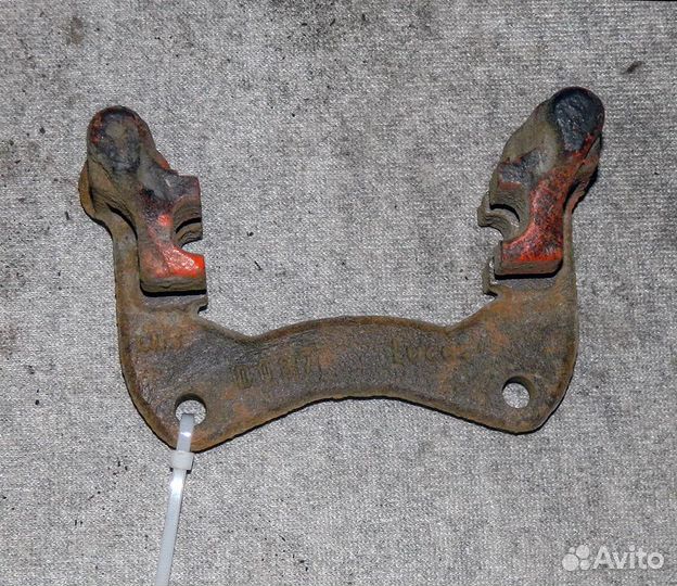 Скоба суппорта заднего Audi 100 C4