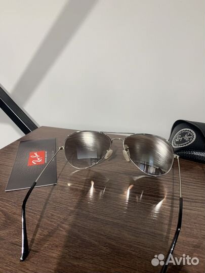 Солнцезащитные очки Ray Ban