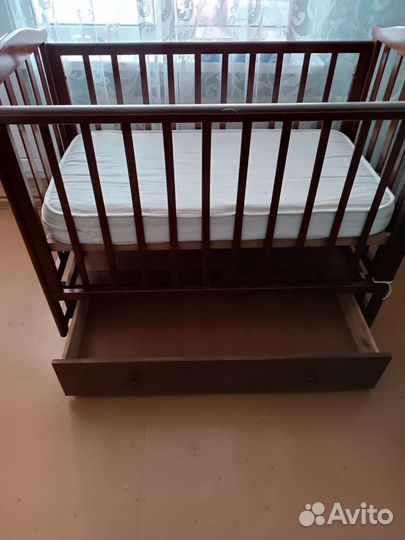 Детская кроватка с маятником и ящиком