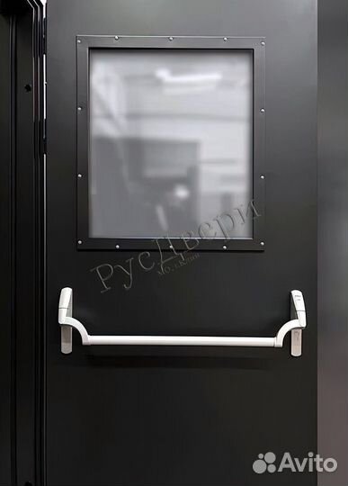 Противопожарная двустворчатая дверь с остеклением