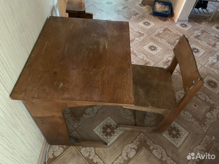 Детский стол и стул, полка под книги