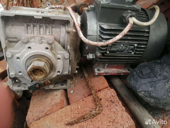 Электродвигатель с редуктором 220