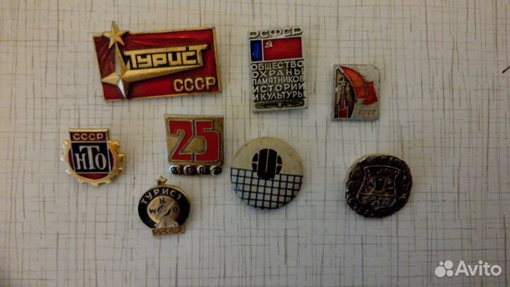 Продам значки и альбомы для значков